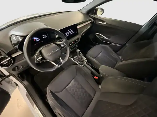 Das Bild zeigt das Innere eines ŠKODA FABIA in schwarzer Farbe.