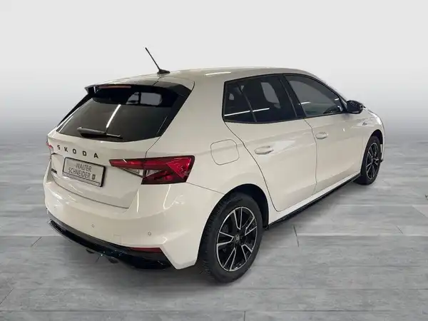 Das Bild zeigt einen weißen ŠKODA FABIA aus der Rückansicht.