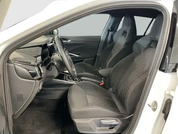 Das Bild zeigt die Innenansicht eines weißen ŠKODA FABIA mit schwarzen Sitzen.