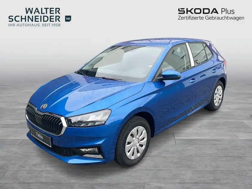 Das Bild zeigt einen blauen ŠKODA FABIA, aufgenommen von der Seite. Im Hintergrund sind das Händlerlogo und Texteinblendungen zu sehen.
