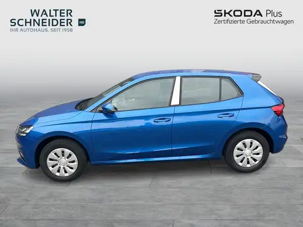 Seitenansicht eines blauen ŠKODA FABIA, auf dem Bild ist das Händlerlogo von Walter Schneider zu sehen und es enthält markante Texteinblendungen.