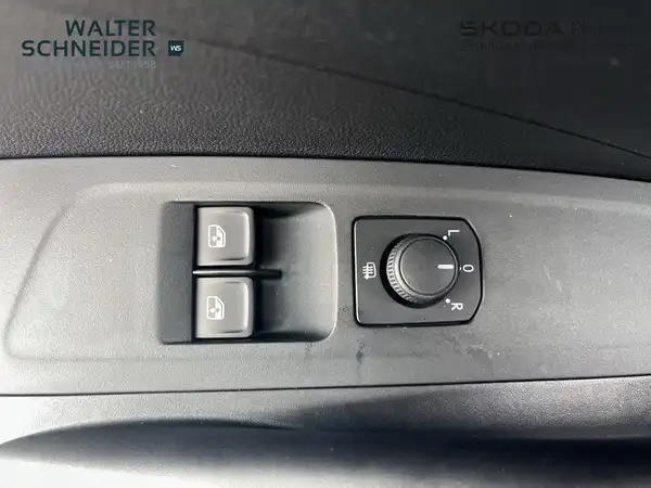 Das Bild zeigt die Innenansicht des Fahrzeugs, insbesondere die Schalter für Fensterheber und die Beleuchtungseinstellung. Der Hintergrund ist schwarz und es gibt das Händlerlogo von 'WALTER SCHNEIDER'.