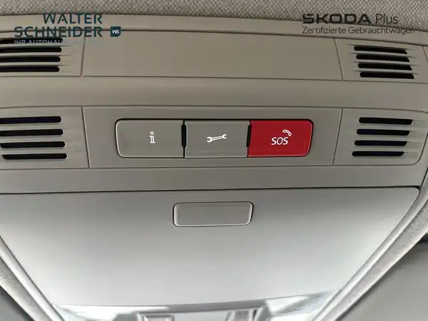 Innenaufnahme des ŠKODA FABIAs, zeigt die Schaltflächen und Lüftungsschlitze, in hellgrauer Farbe mit Händlerlogo.
