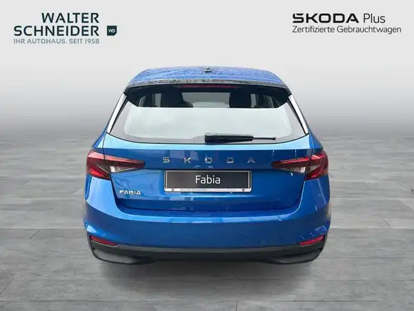 Das Bild zeigt einen blauen ŠKODA Fabia von hinten. Auf dem Bild sind das Händlerlogo und andere Texteinblendungen sichtbar.
