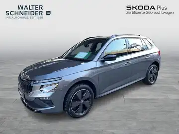 Das Bild zeigt einen grauen ŠKODA KAMIQ von der Seite. Es ist ein Fahrzeugbild mit dem Händlerinformationen des Autohauses Walter Schneider.