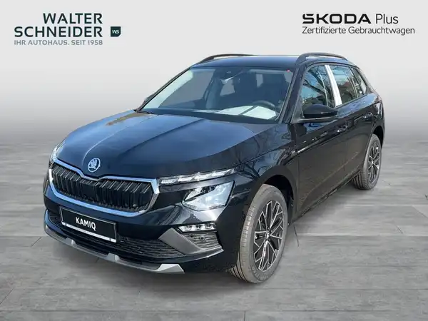 Das Bild zeigt einen schwarzen ŠKODA KAMIQ aus der Frontalansicht, mit dem Händlerschriftzug Walter Schneider und der Aufschrift SKODA Plus.