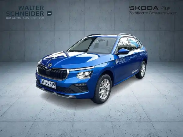 Das Bild zeigt einen blauen ŠKODA KAMIQ aus der Vorderansicht. Es enthält das Händlerlogo von Walter Schneider sowie markante Texteinblendungen.
