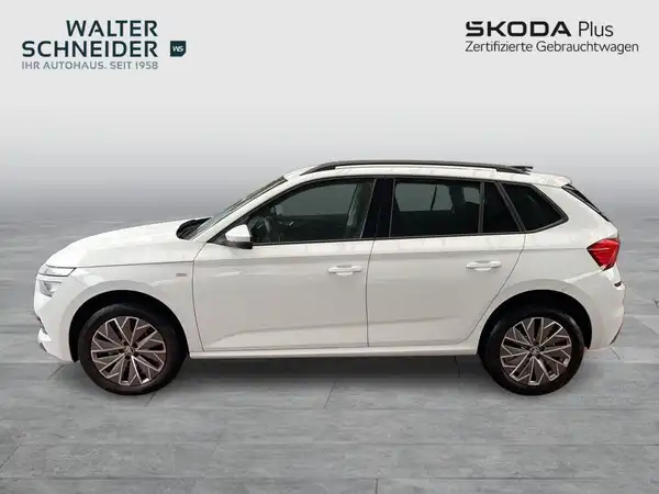 Das Bild zeigt einen weißen ŠKODA KAMIQ von der Seite. Es enthält das Händlerinformationslogo 'WALTER SCHNEIDER' und zusätzliche Texte.