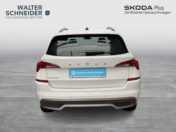 Das Bild zeigt einen weißen ŠKODA KAMIQ von hinten. Es enthält das Händlerlogo "WALTER SCHNEIDER" und besteht aus markanten Texteinblendungen im Hintergrund.
