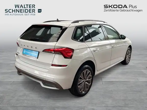 Bild zeigt einen weißen ŠKODA KAMIQ aus der Rückansicht, mit Händlerlogo von Walter Schneider.