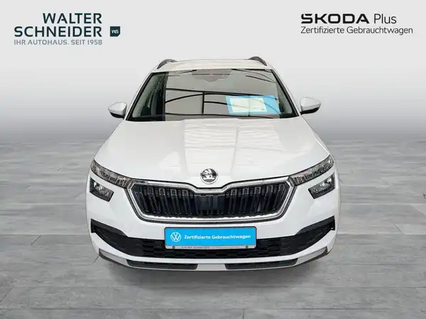 Das Bild zeigt einen weißen ŠKODA KAMIQ von vorne. Es ist ein Foto von einem Fahrzeug mit dem Händlerlogo "WALTER SCHNEIDER" und weiteren texteinblendungen.