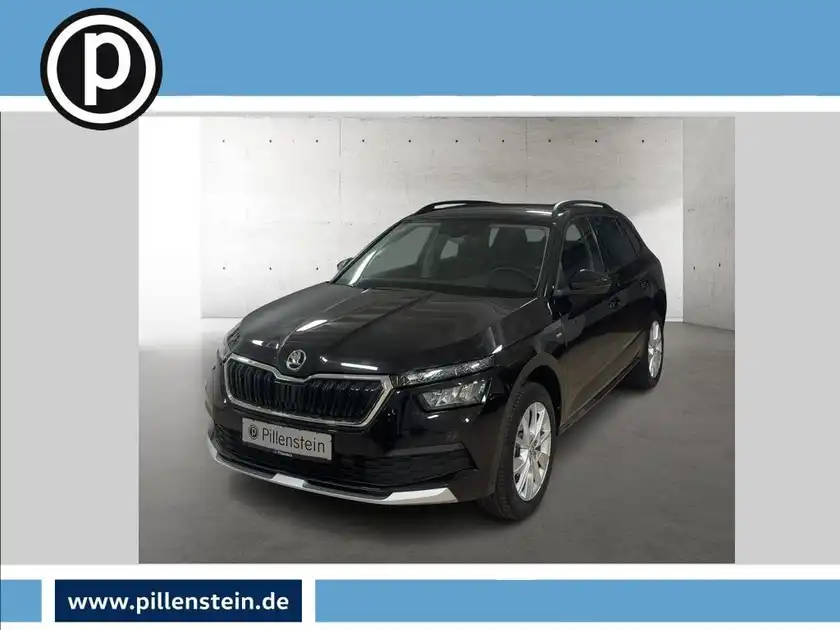 Das Bild zeigt einen schwarzen ŠKODA KAMIQ von vorne. Es enthält ein Händlerlogo und ist in einem ausstellungsähnlichen Raum aufgenommen.
