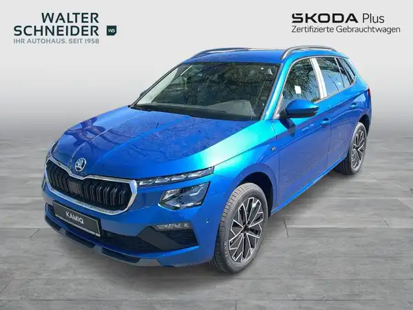 Das Bild zeigt einen blauen ŠKODA KAMIQ von vorne. Auf dem Bild ist das Händlerlogo von Walter Schneider eingeblendet.