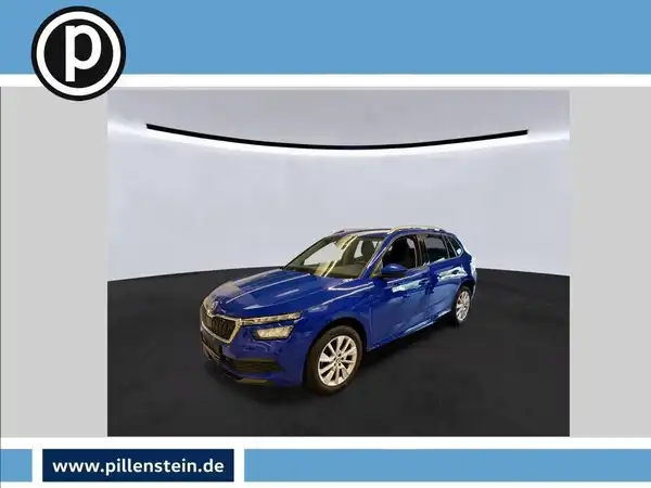 Das Bild zeigt einen blau lackierten ŠKODA KAMIQ von der Seite, mit einem sichtbaren Händlersymbol in der Ecke.