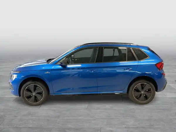 Das Bild zeigt einen blauen ŠKODA KAMIQ von der Seite.