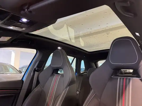 Innenaufnahme des Fahrzeugs, zeigt die Sitze und das Panoramadach, schwarz mit Streifen
