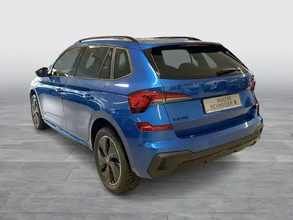 Das Bild zeigt einen blauen ŠKODA KAMIQ von hinten. Das Händlerlogo ist eingeblendet und es gibt markante Texteinblendungen.