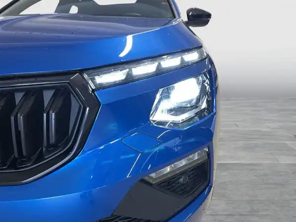 Ein Bild des ŠKODA KAMIQ aus der Frontansicht, in blauer Farbe.