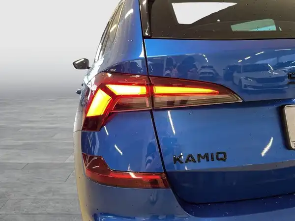 Das Bild zeigt den hinteren Teil eines blauen ŠKODA KAMIQ.