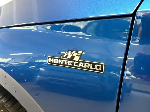 Das Bild zeigt die seitliche Ansicht eines blauen Fahrzeugs mit einem Monte Carlo Emblem.