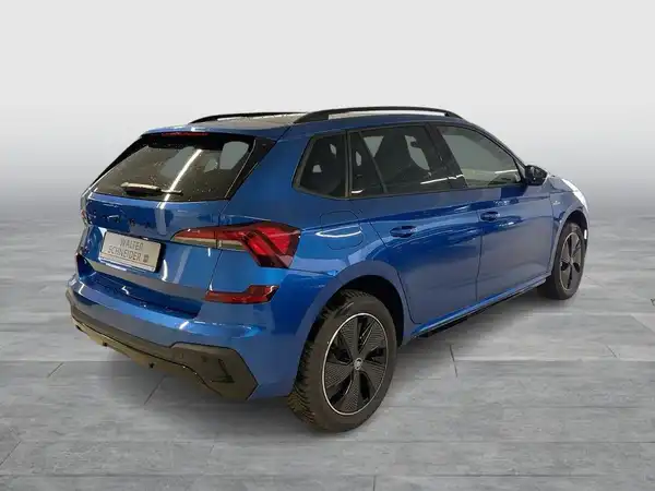 Das Bild zeigt einen blauen ŠKODA KAMIQ aus der Rückenansicht.