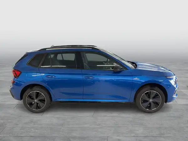Das Bild zeigt einen ŠKODA KAMIQ aus der Seitenansicht in blauer Farbe.