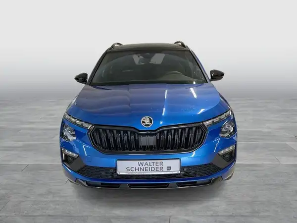 Das Bild zeigt einen blauen ŠKODA KAMIQ aus der Frontalansicht. Das Händlerschild 'WALTER SCHNEIDER' ist zu sehen.