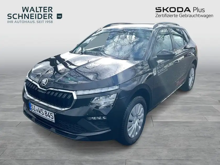Das Bild zeigt einen schwarzen ŠKODA KAMIQ aus der Frontansicht, mit dem Händlerlogo von Walter Schneider im Hintergrund.
