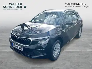 Das Bild zeigt einen schwarzen ŠKODA KAMIQ, aufgenommen von vorne. Ein Händlerinformationen sind im Bild sichtbar.