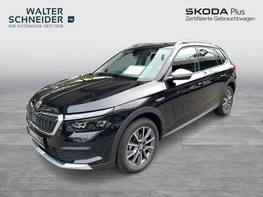 Das Bild zeigt einen schwarzen ŠKODA KAMIQ aus der Seitenansicht. Im Hintergrund ist das Händlerlogo "WALTER SCHNEIDER" zu sehen, sowie der Schriftzug "SKODA Plus".