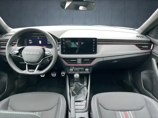 Das Bild zeigt das Innere eines ŠKODA KAMIQ mit schwarzem Interieur.