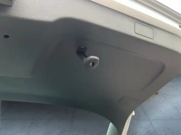 Eine Innenaufnahme des Fahrzeuges, die einen Teil des Kofferraums zeigt.
