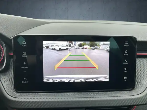 Dies ist eine Innenaufnahme des Fahrzeugs mit dem Rückfahrkamera-Display, das die Umgebung hinter dem Fahrzeug zeigt.