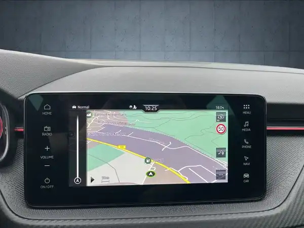 Die Innenaufnahme zeigt das Navigationsgerät des ŠKODA KAMIQ mit einer Karte.