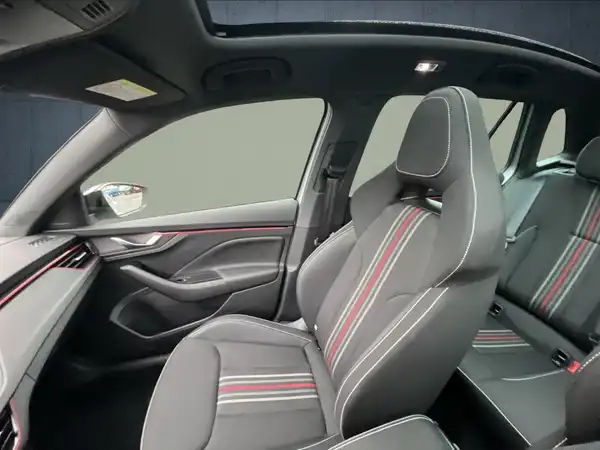 Aufnahme des Innenraums eines ŠKODA KAMIQ mit schwarzen Sitzen und bunten Streifen.