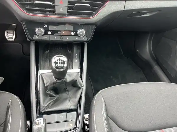 Das Bild zeigt das Innenraum eines ŠKODA KAMIQ mit schwarzem Interieur.