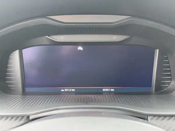 Aufnahme des Innenraums eines ŠKODA KAMIQ, zeigt das Display mit einer Strecke von 20131 km. Das Interieur ist schwarz.