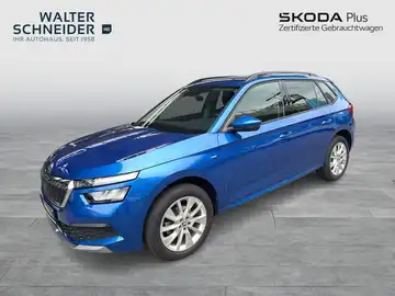 Das Bild zeigt einen blauen ŠKODA KAMIQ aus der Seitenansicht. Es enthält das Händlerlogo 'WALTER SCHNEIDER' sowie zusätzliche Texteinblendungen.