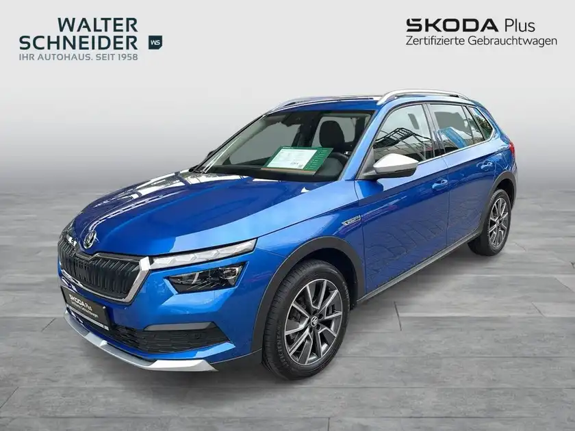 Ein Bild des ŠKODA KAMIQ von der Seite, in blauer Farbe. Das Händlerlogo von Walter Schneider und zusätzliche Texteinblendungen sind vorhanden.