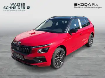Das Bild zeigt einen roten ŠKODA KAMIQ aus der Frontalansicht. Im Hintergrund sind das Händlerlogo "WALTER SCHNEIDER" und der Hinweis auf "SKODA Plus - Zertifizierte Gebrauchtwagen" zu sehen.