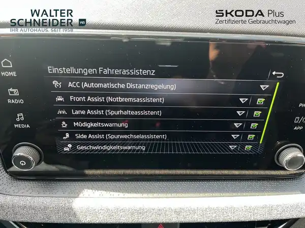 Das Bild zeigt den Innenraum eines ŠKODA KAMIQ mit einem Display, das die Einstellungen des Fahrerassistenzsystems anzeigt. Die Interieurfarbe ist schwarz und es ist das Händlerlogo "WALTER SCHNEIDER" eingeblendet.