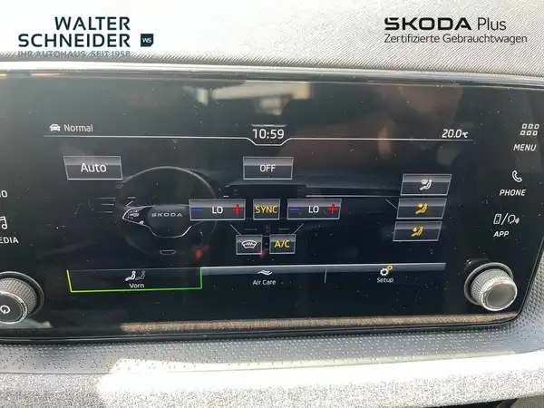 Das Bild zeigt den Innenraum eines ŠKODA KAMIQ mit einer Darstellung des Infotainmentsystems. Die Interieurfarbe ist schwarz und das Händellogo ist sichtbar.