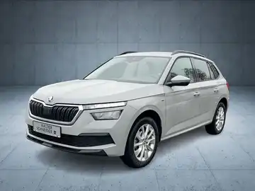 Das Bild zeigt einen weißen ŠKODA KAMIQ von vorne, mit dem Händlerinformationslogo "Walter Schneider" und weiteren Automarkenlogos im unteren Bereich.