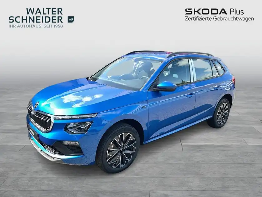 Das Bild zeigt einen blauen ŠKODA KAMIQ von der Seite. Im Bild sind das Händlerlogo 'WALTER SCHNEIDER' sowie der Schriftzug 'SKODA Plus' zu sehen.