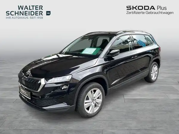 Ein schwarzer ŠKODA KAROQ von der Seite abgebildet. Das Bild enthält Händlerlogo und markante Texteinblendungen.