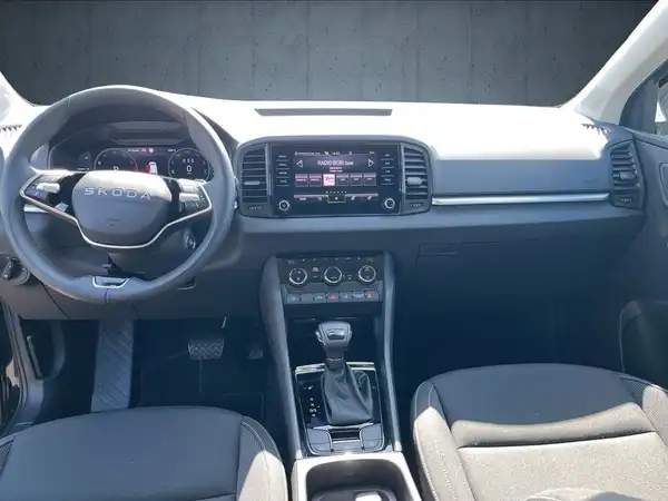 Innenaufnahme eines ŠKODA KAROQ in schwarzer Innenausstattung.