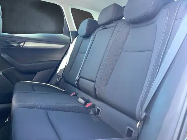 Auf dem Bild sieht man die hintere Sitzreihe eines ŠKODA KAROQ in schwarzem Interieur.