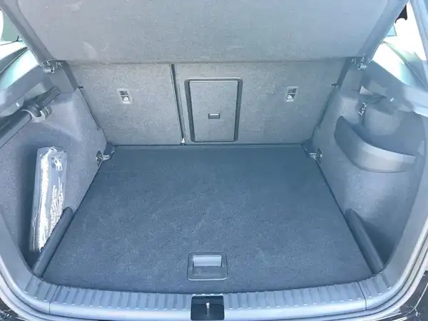 Aufnahme des Innenraums des Kofferraums eines ŠKODA KAROQ in schwarzer Farbe.