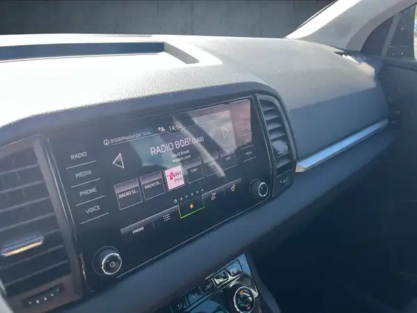 Das Bild zeigt das Innere eines ŠKODA KAROQ, insbesondere das Armaturenbrett mit dem Infotainment-System.