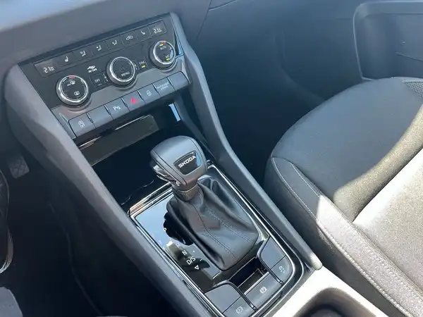 Das Bild zeigt den Innenraum eines ŠKODA KAROQ mit einer schwarzen Ausstattungsfarbe.